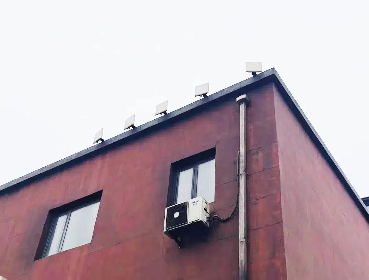 監(jiān)控控制中心樓頂安裝的接收設備